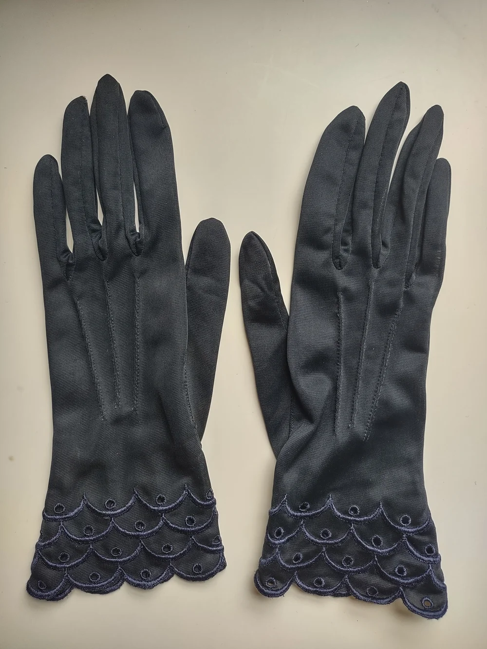 True Vintage Elegant Sheer Dress Gloves with Scalloped Embroidery Navy Size Sm